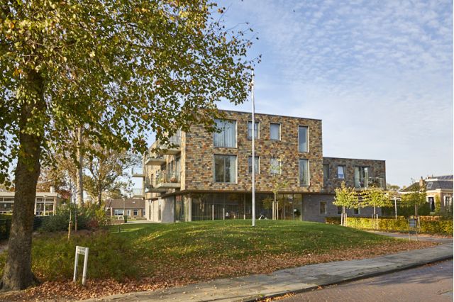 Gebouw in de herfstkleuren